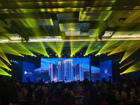 Ecrã LED de publicidade interior flexível P7.62 Curva de 160° ângulo de visão