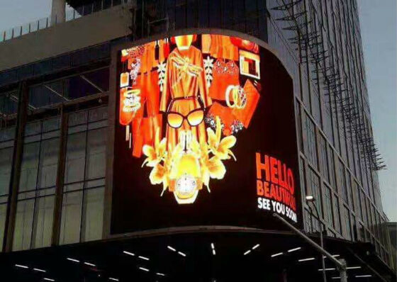 Ecrã de exibição de LED exterior com IP65 impermeável gabinete de alumínio fundido e taxa de atualização de 1920Hz-3840Hz para cartaz móvel