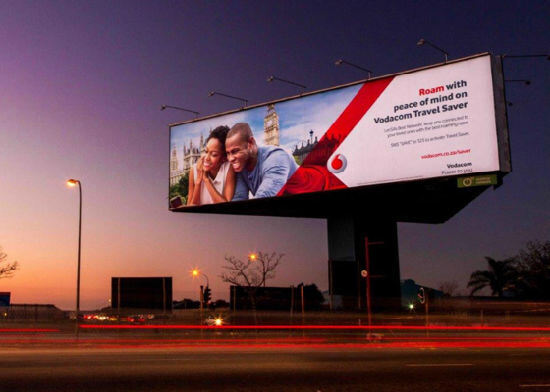 Tela LED para exterior com brilho IP65 à prova d'água 5000-6000cd/㎡ e tamanho de gabinete de 960x960mm para outdoor digital